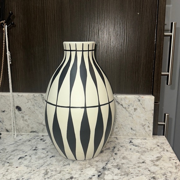 Patterned ceramic vase - Picture 1 of 3